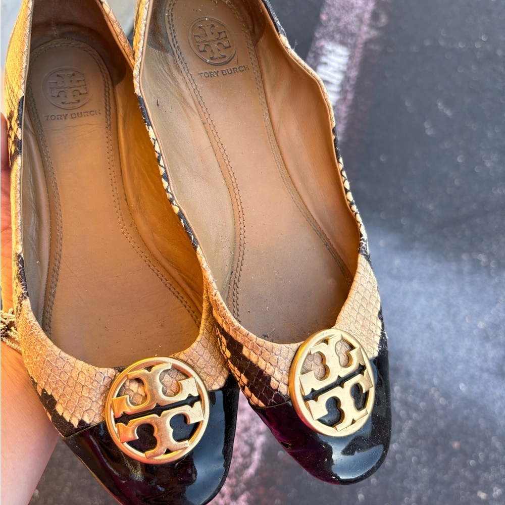 Tory Burch Minnie Black and Snake Print Women's Ballet Flats Gold - Picture 4 of 6